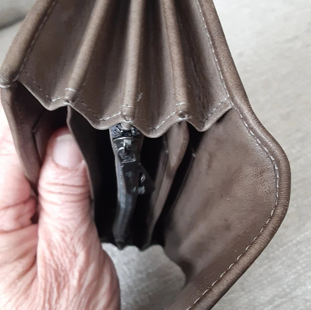 Benheart Brown Leather Snap Wallet - Picture 8 of 11